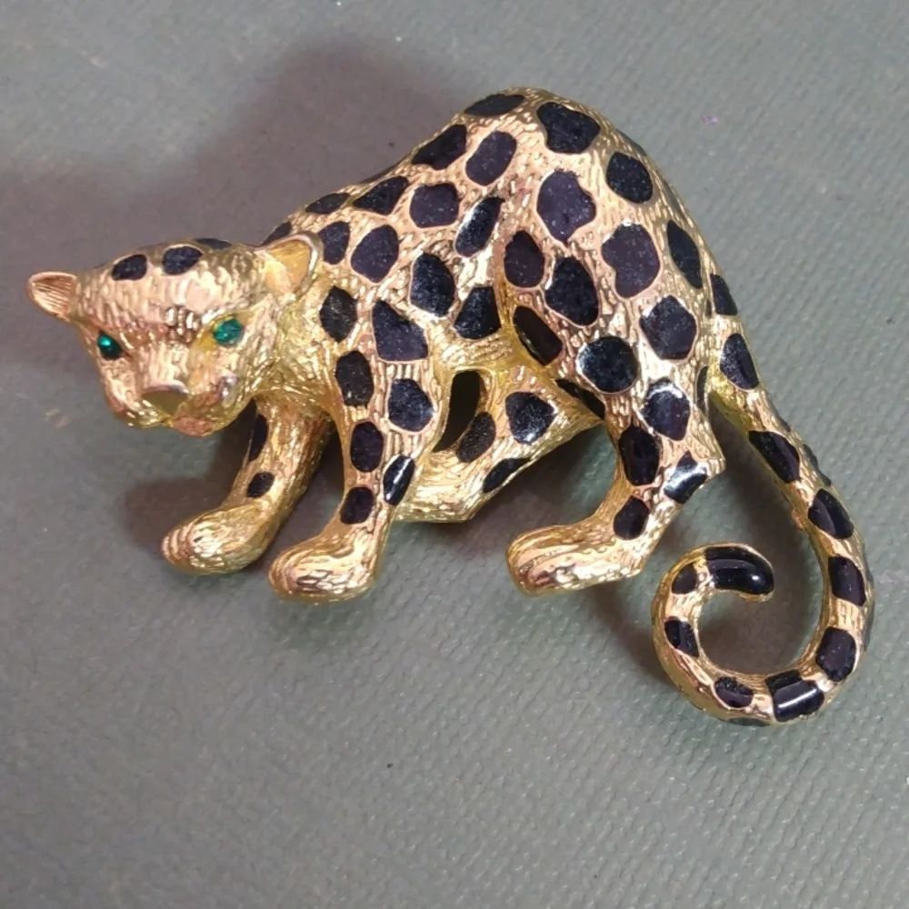 Leopard Spotted Cat Brooch Pin